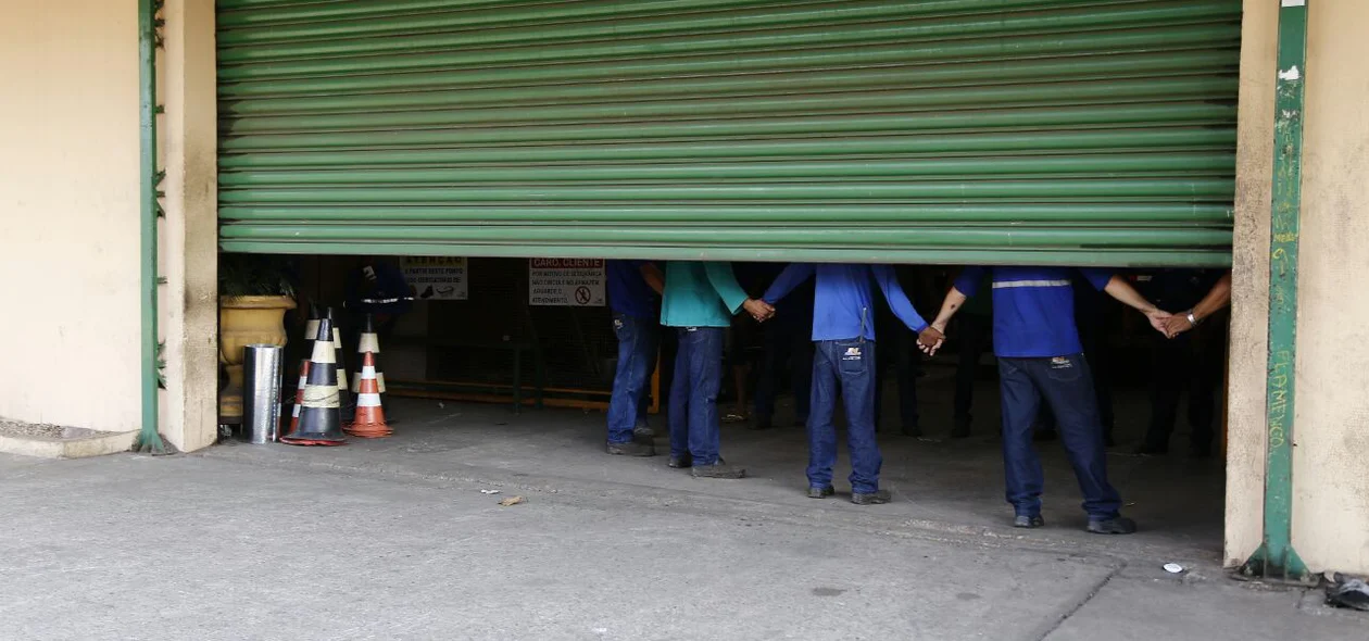 Funcionários da Ferronorte rezando depois do assalto 