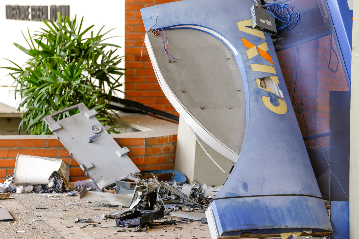 Bandidos fortemente armados explodem caixa eletrônico na Universidade Federal do Piauí