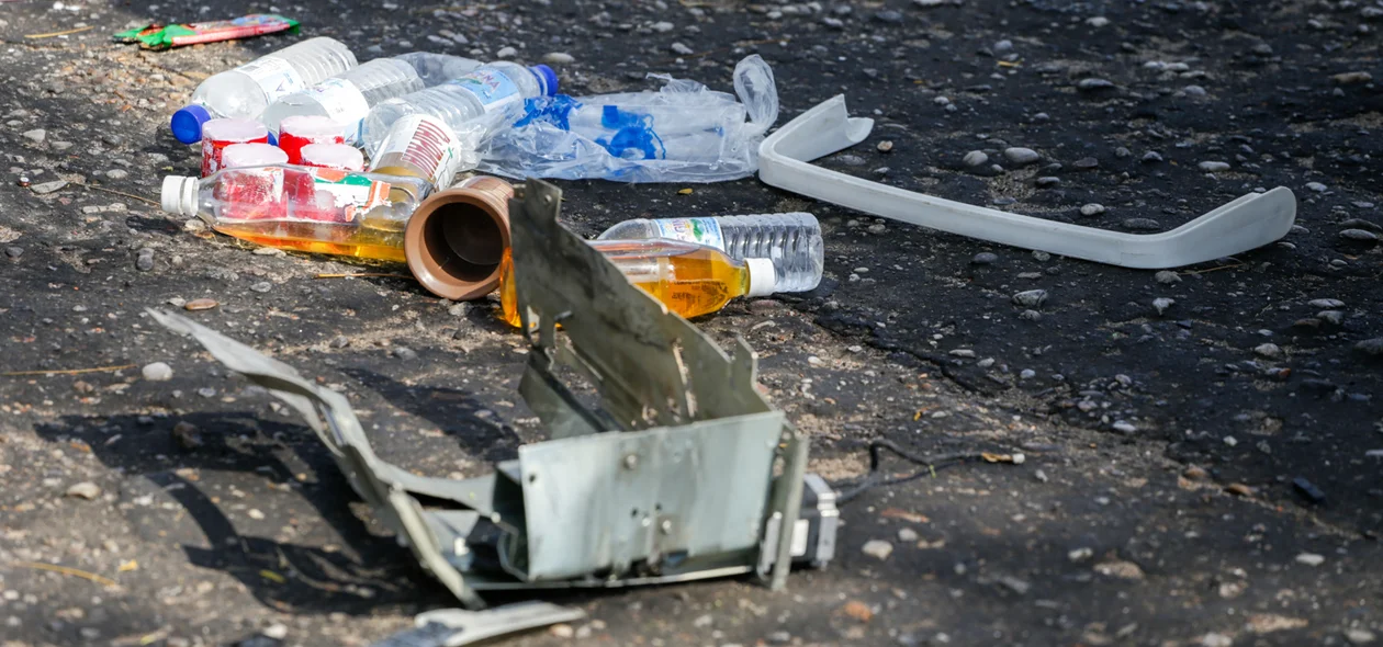 Cajuínas e águas  encontradas perto do carro abandonado 