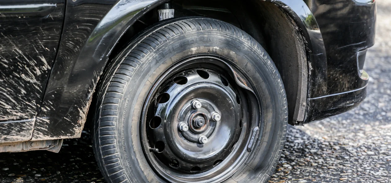 Carro dos assaltantes com o pneu  furado 