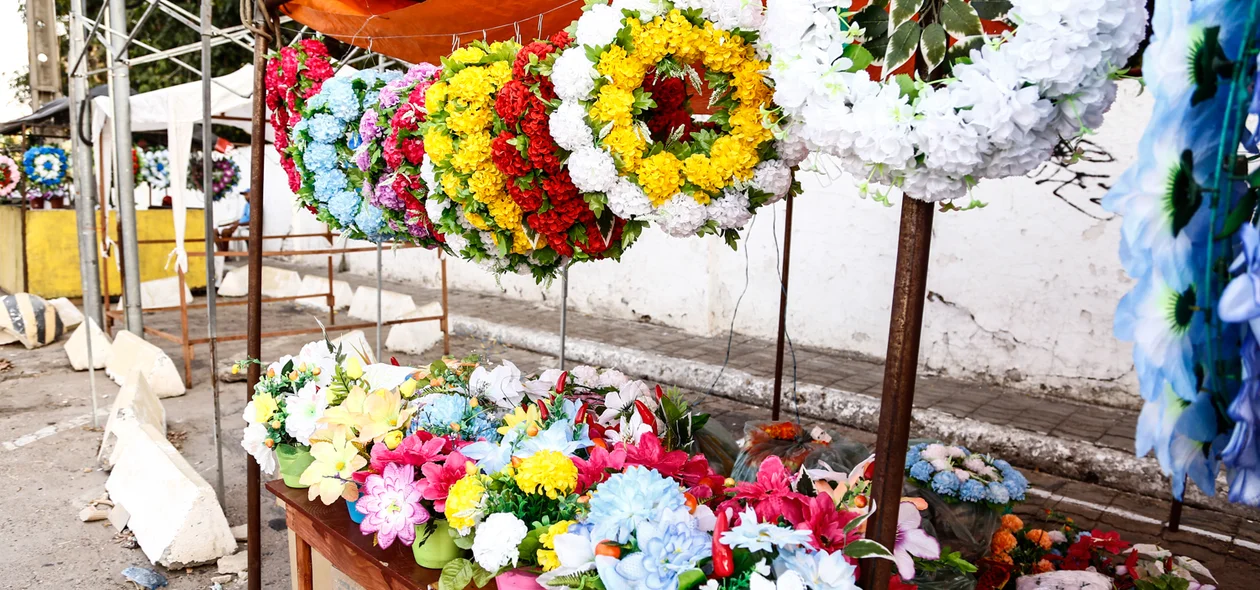 Coroas de flores para o dia de Finados