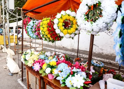 Coroas de flores para o dia de Finados