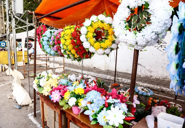 Coroas de flores para o dia de Finados