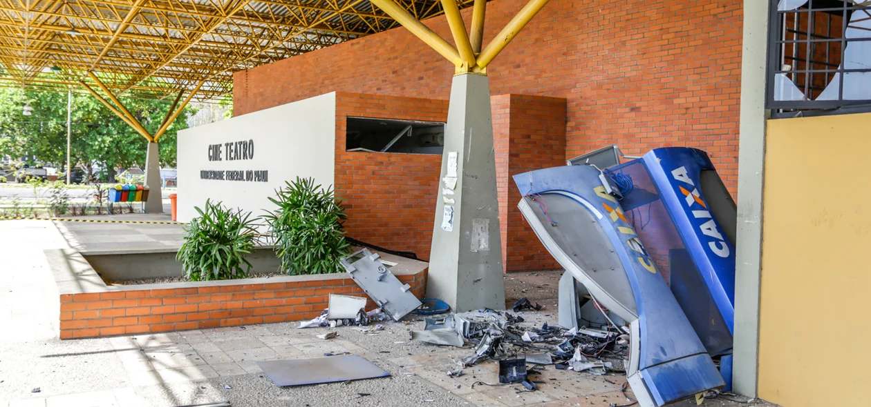 O caixa eletrônico ficava ao lado do cine teatro da UFPI