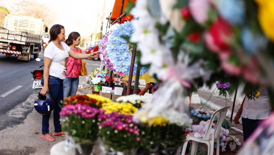 Procura pelas coroas de flores aumenta no dia de finados 