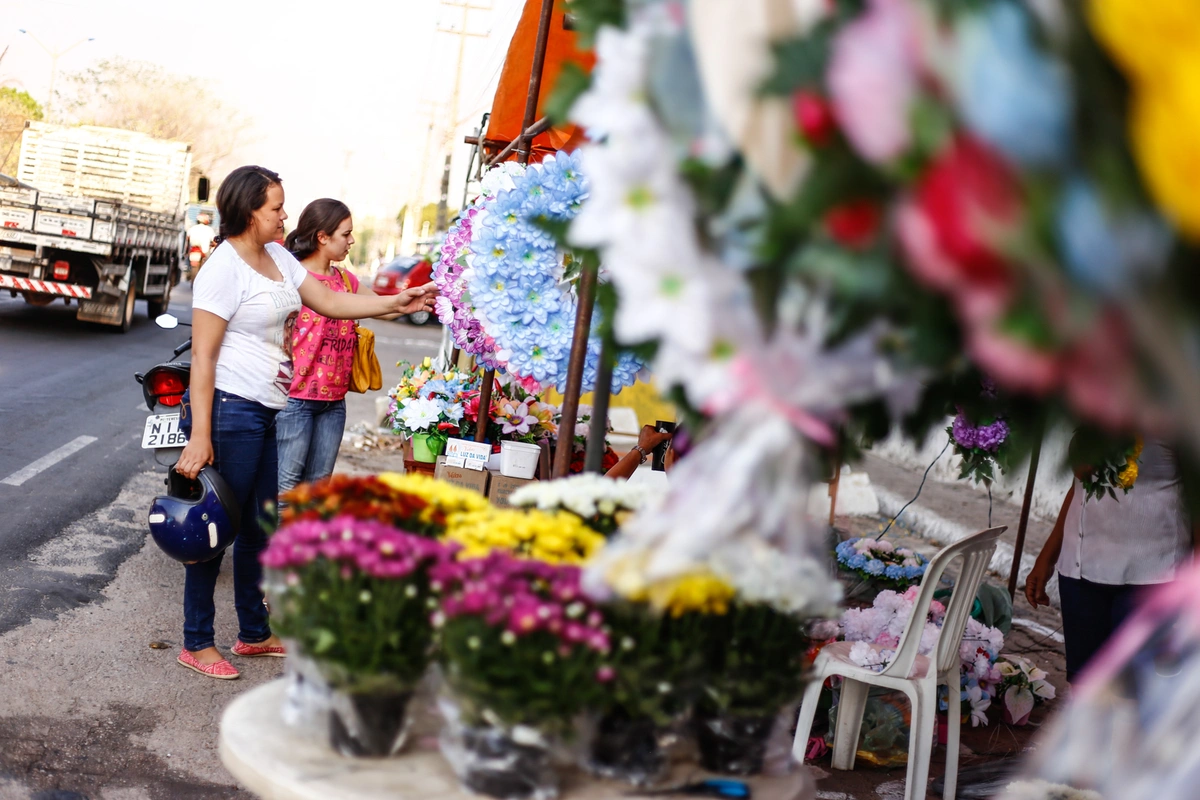 Procura pelas coroas de flores aumenta no dia de finados 