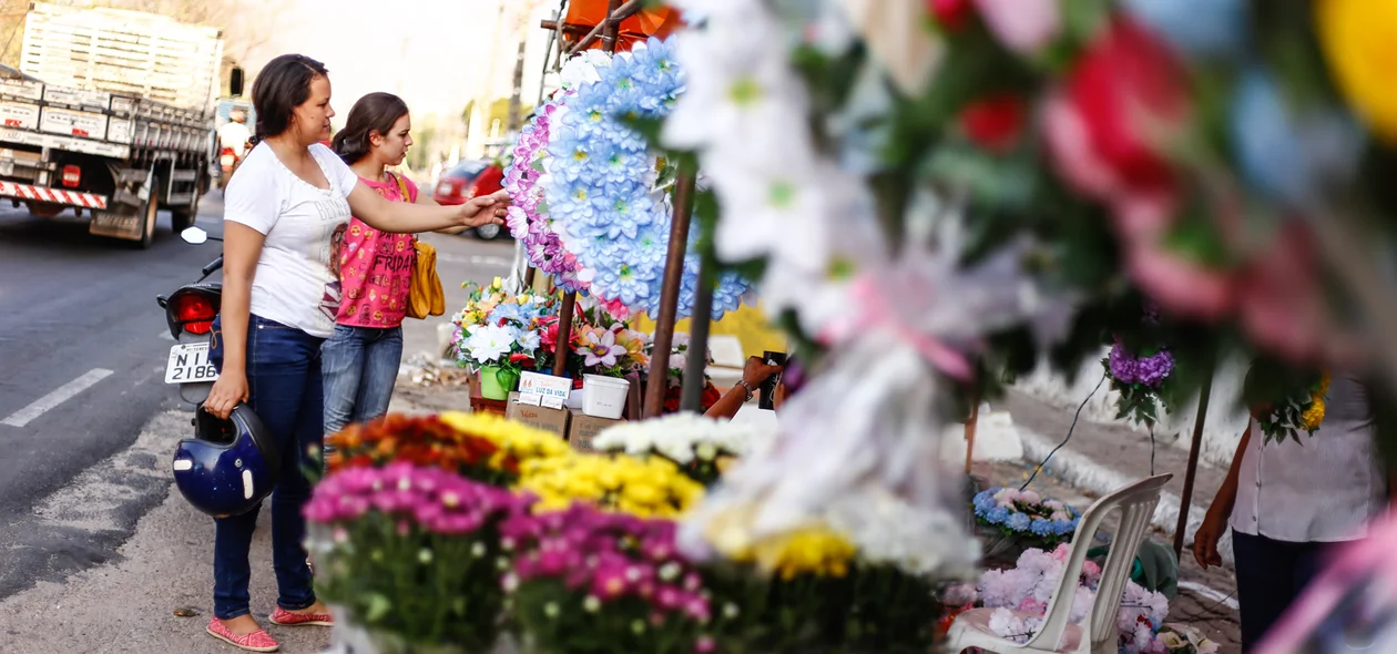 Procura pelas coroas de flores aumenta no dia de finados 