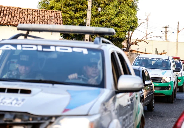 Varias viaturas foram deslocada para o local do crime 