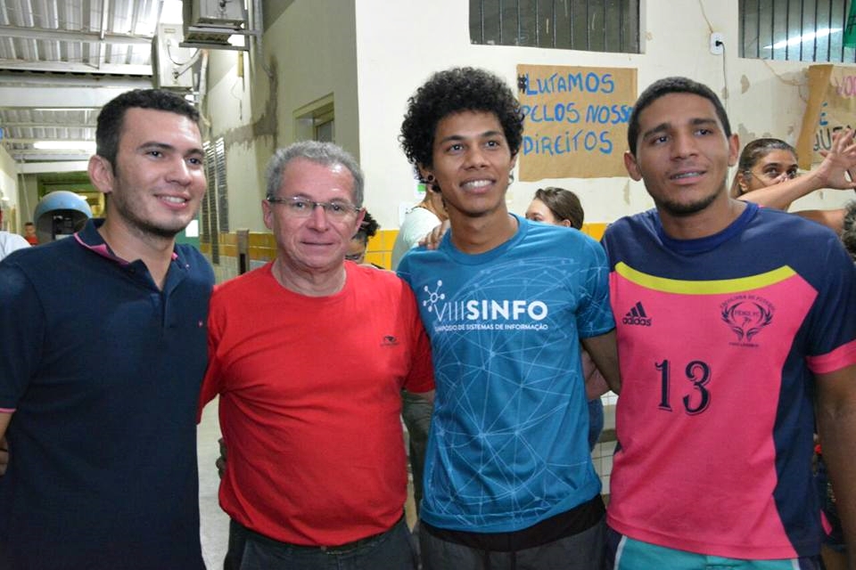 Assis Carvalho com alunos da UFPI em Picos