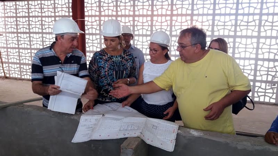 Janaína Marques visita mercado em Esperantina
