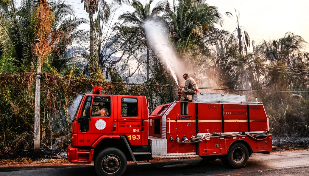 Bombeiros apagam incêndio na zona rural