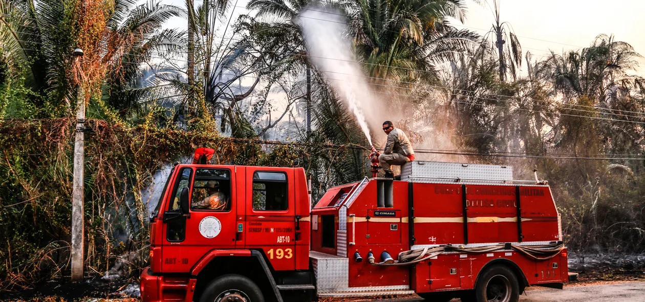 Bombeiros apagam incêndio na zona rural