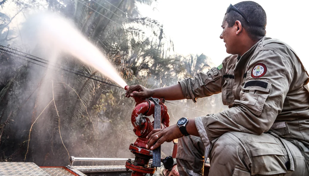 Corpo de Bombeiros está no local atendendo a ocorrência desde às 13h