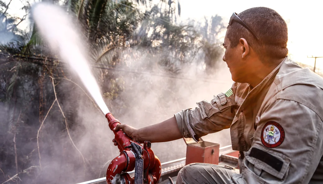 Bombeiros tentam controlar incêndios