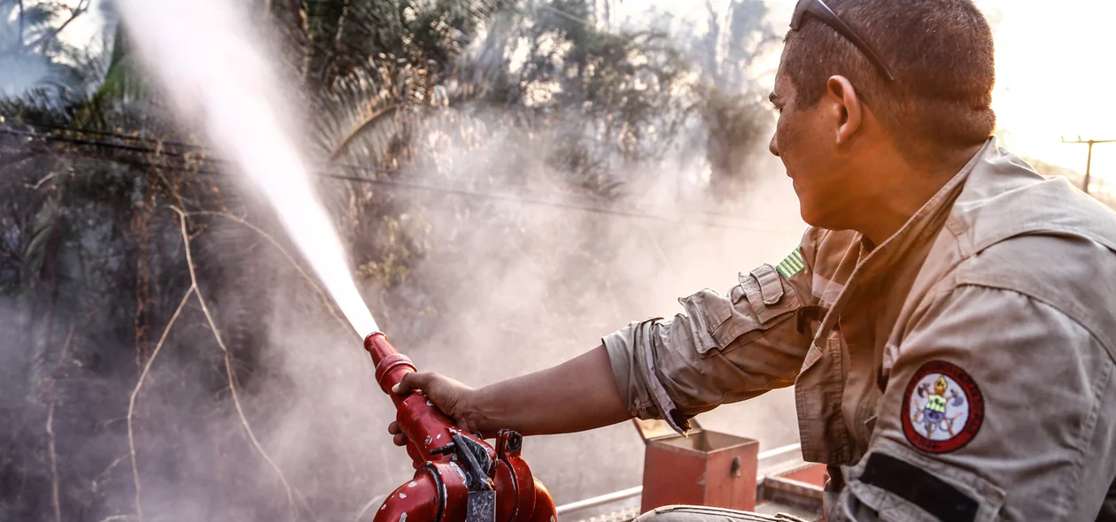 Bombeiros tentam controlar incêndios