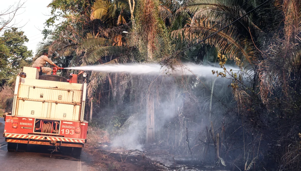Bombeiros trabalham duro para apagar incêndios
