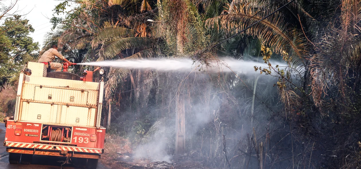 Bombeiros trabalham duro para apagar incêndios