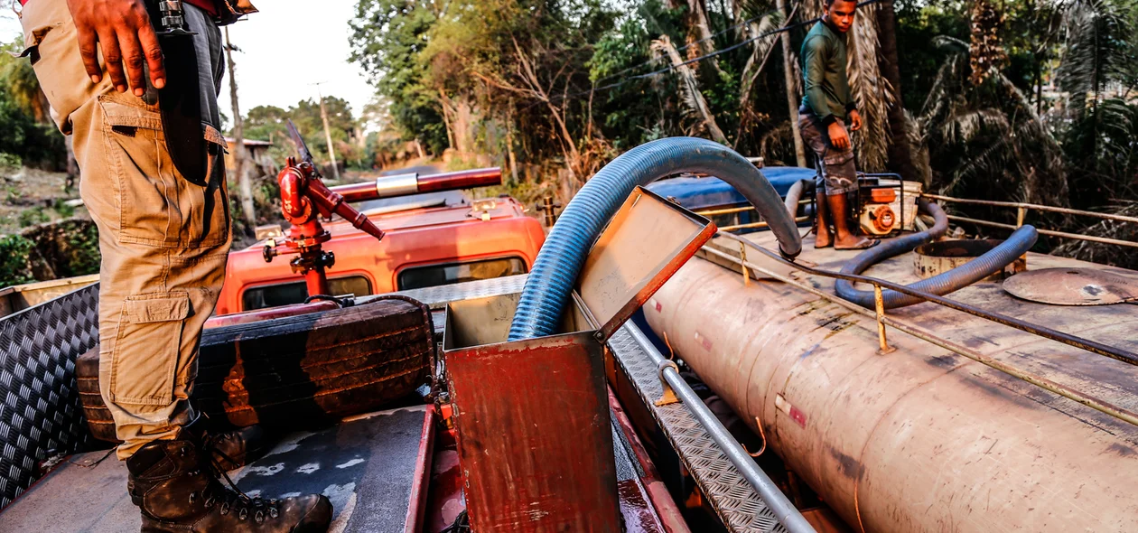 Carro pipa dando apoio ao Corpo de Bombeiros na Zona Rural 
