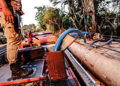Carro pipa dando apoio ao Corpo de Bombeiros na Zona Rural 