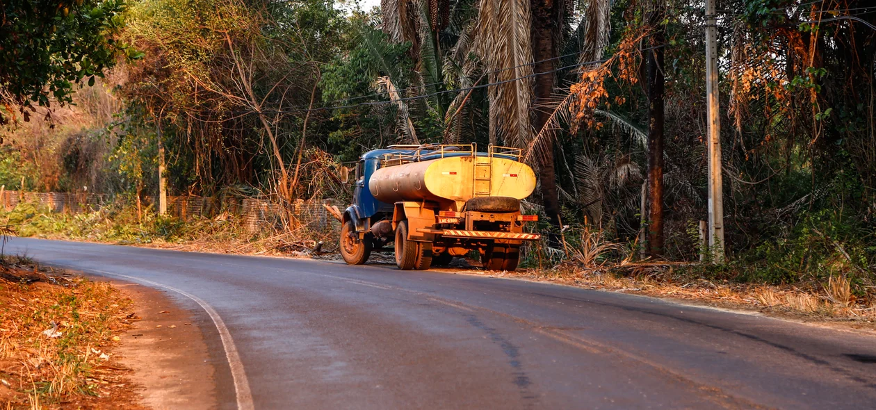 Carro pipa dando apoio ao Corpo de Bombeiros 