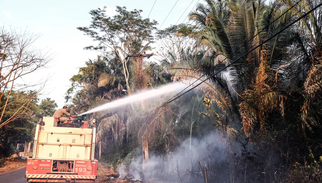 Corpo de Bombeiros trabalhando duro desde as 13 horas
