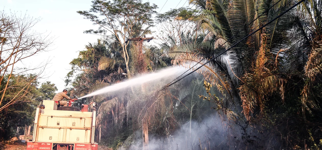 Corpo de Bombeiros trabalhando duro desde as 13 horas