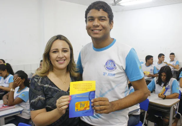 Rejane Dias entrega quatro passes para estudantes que vão fazer o Enem.