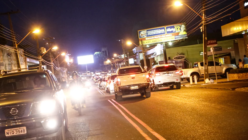 Congestionamento na avenida Homero Castelo Branco 