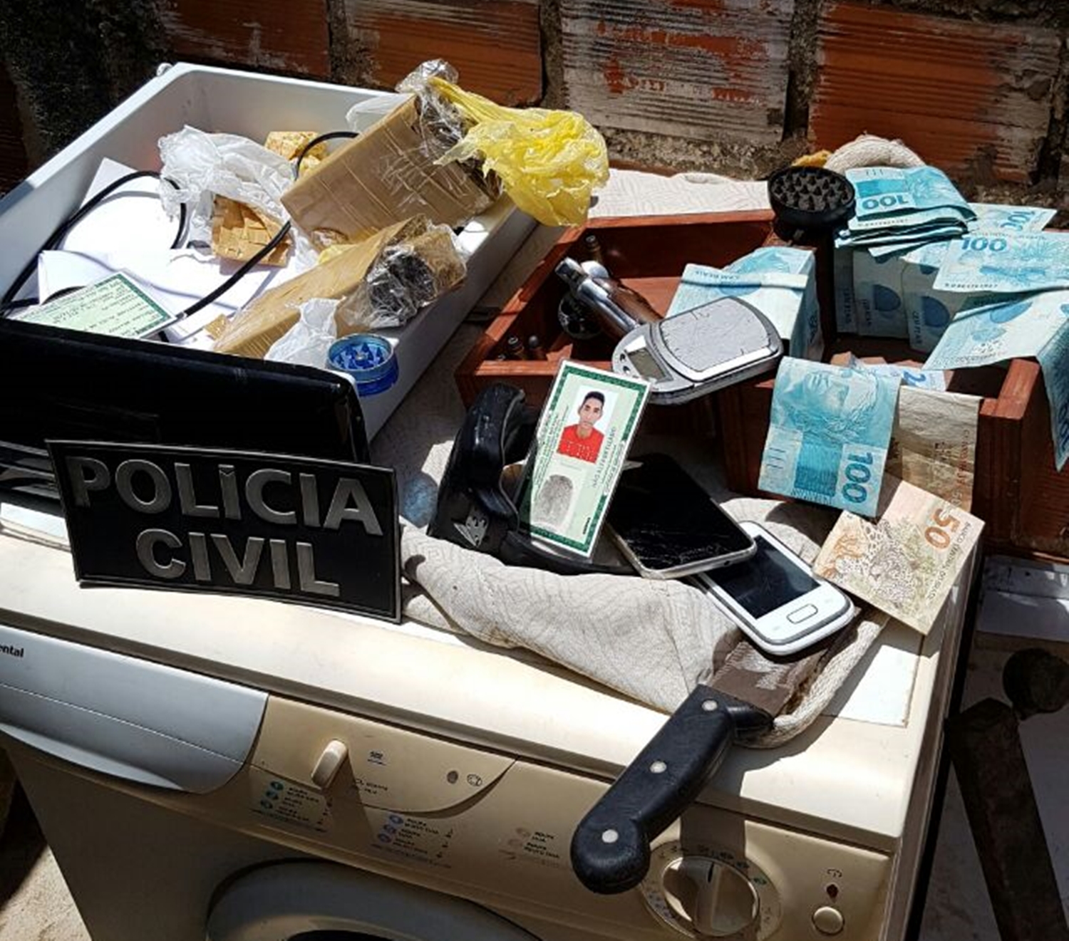 Drogas, dinheiro e armas foram apreendidos