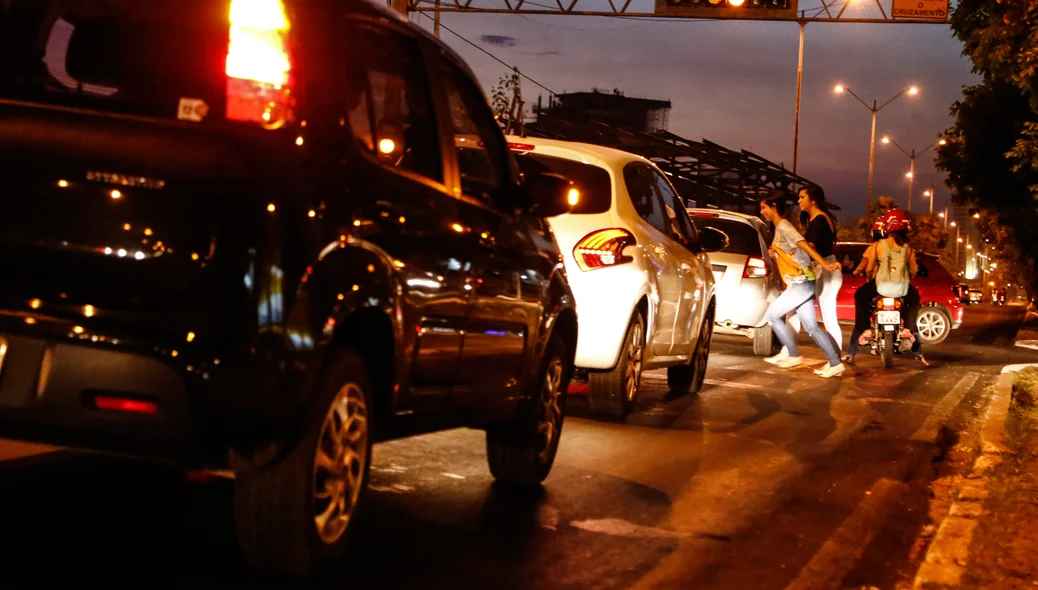 Muitos carros na avenida João XXIII 