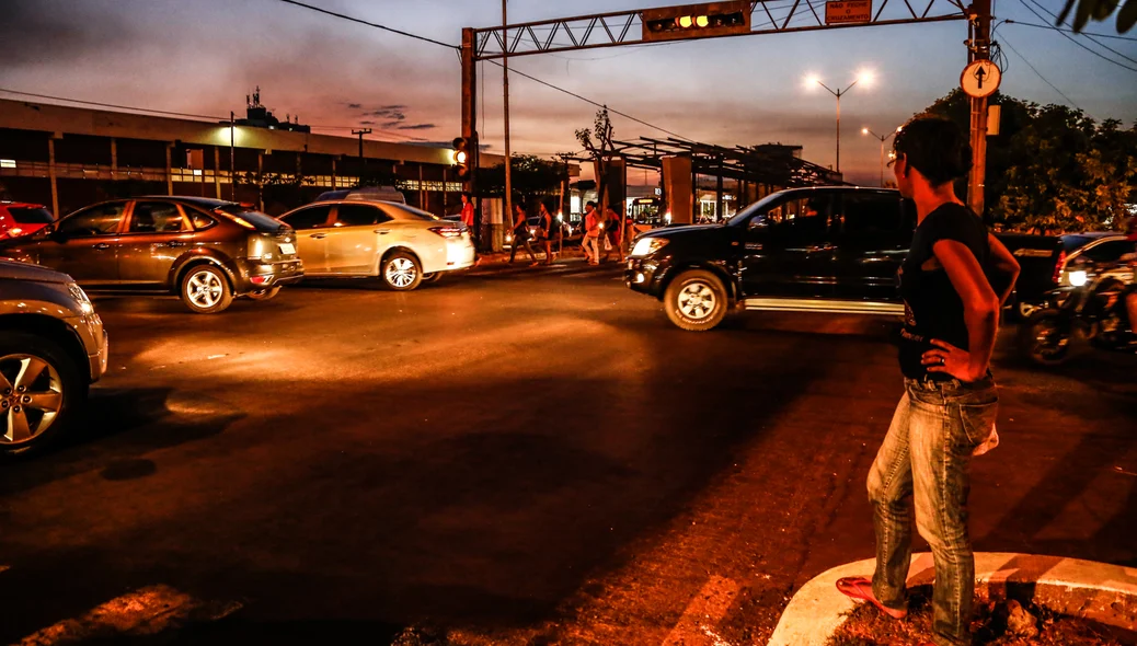 Pedestre tem dificuldade de atravessar a avenida 