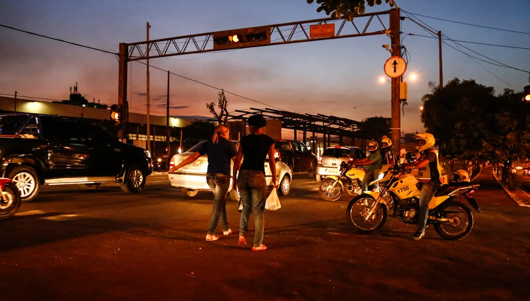 Pedestres tem muita dificuldade para atravessar a avenida  