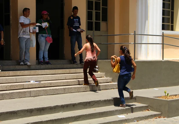 Candidatos chegam ao Liceu nos ultimos minutos
