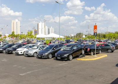 Carros no estacionamento do Teresina Shopping