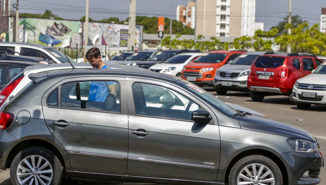 Cliente observando o carro