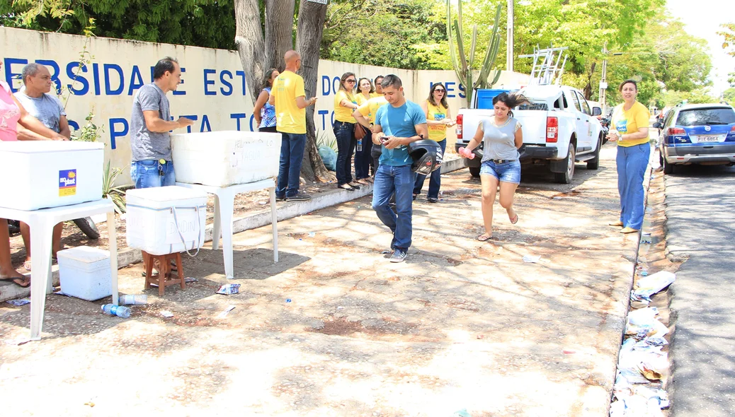 Pessoas correndo nos últimos minutos