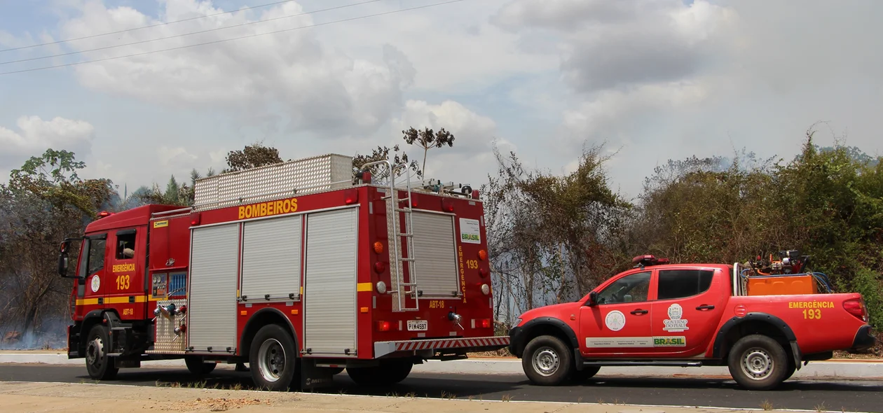 Dois veículos do Corpo de Bombeiros foram ao local para combater o incêndio