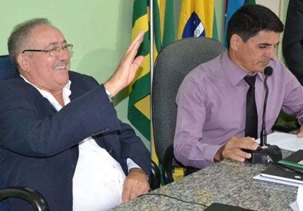 José Airton, ao microfone, ao lado do ex-prefeito Nivardo