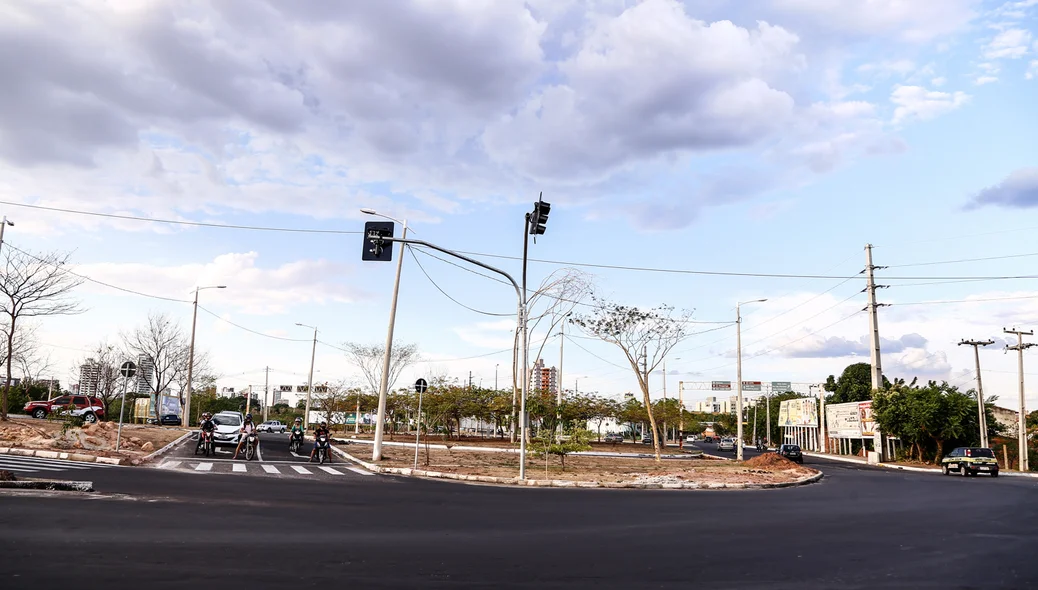 Obras de prolongamento da avenida em Teresina Piauí 
