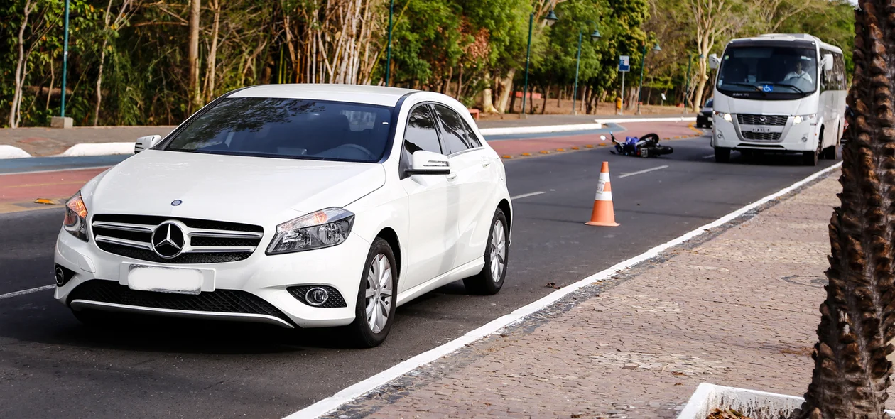 Acidente entre um carro Mercedes e uma moto  