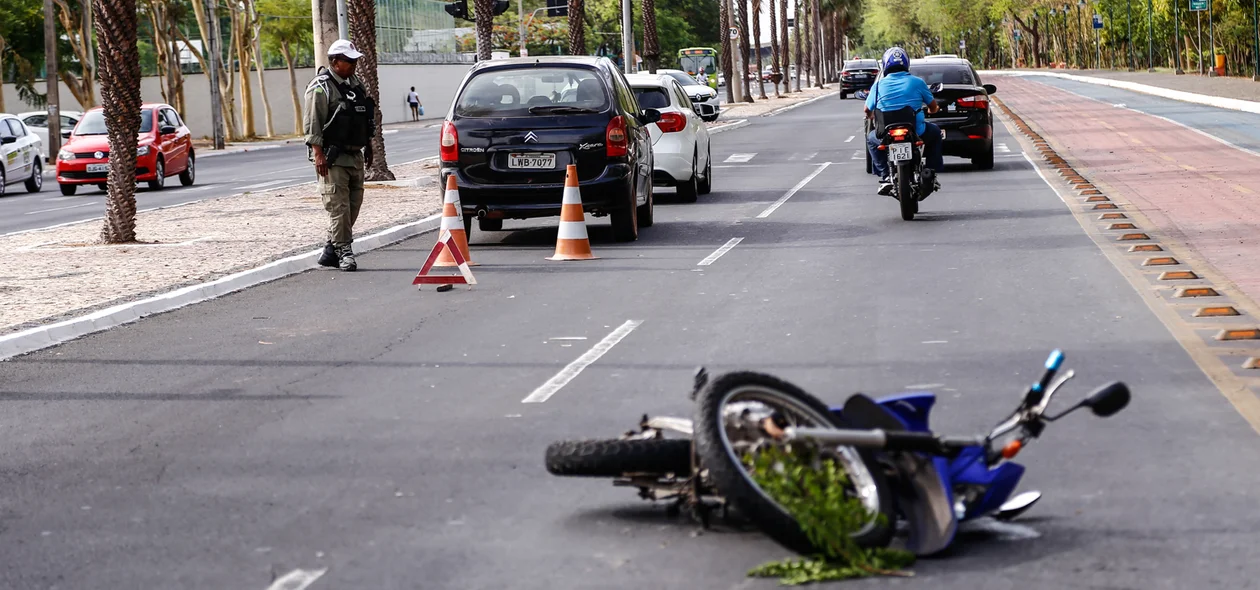 Motociclista foi arrastado pelo carro Mercedes 