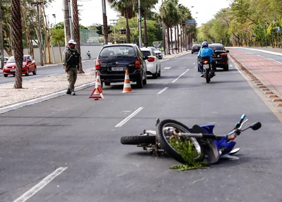 Motociclista foi arrastado pelo carro Mercedes 