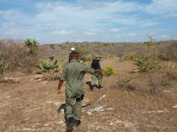 Policiais foram até o local isolar o corpo