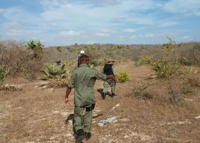 Policiais foram até o local isolar o corpo