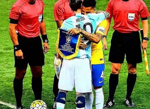 Daniel Alves abraça Lionel Messi