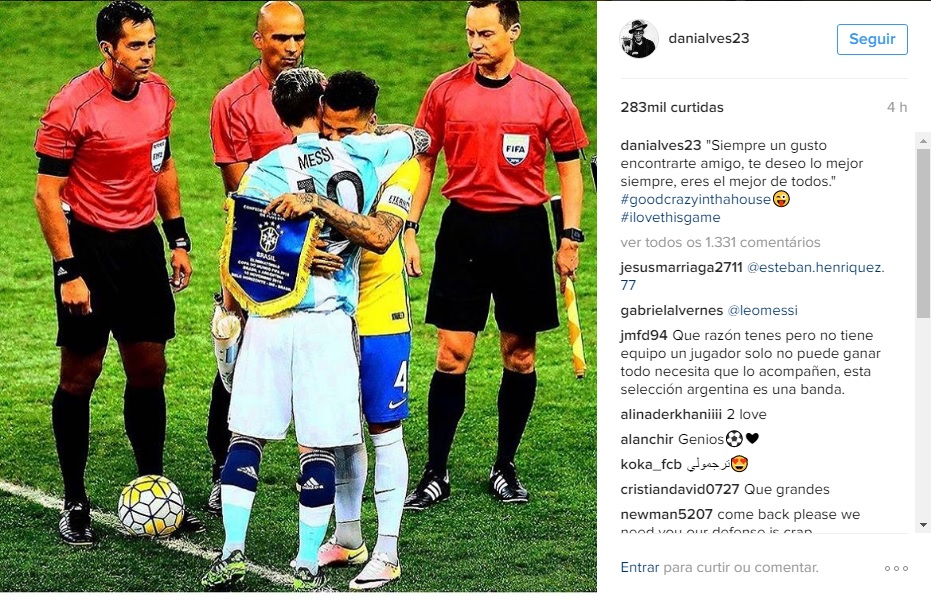 Daniel Alves manda recado a Messi