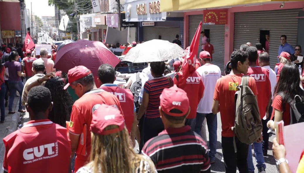 Estudantes e professores percorrem ruas do centro de Teresina