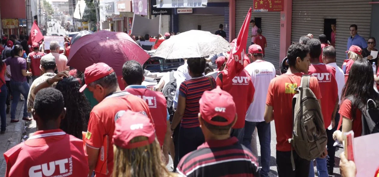 Estudantes e professores percorrem ruas do centro de Teresina