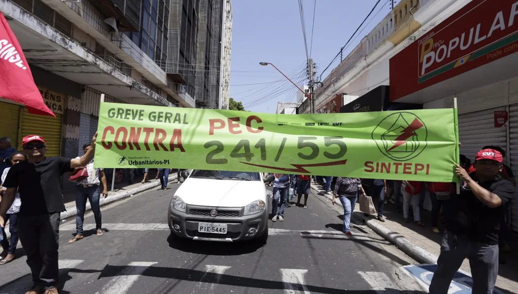 Estudantes e professores reivindicam contra a PEC 241/55