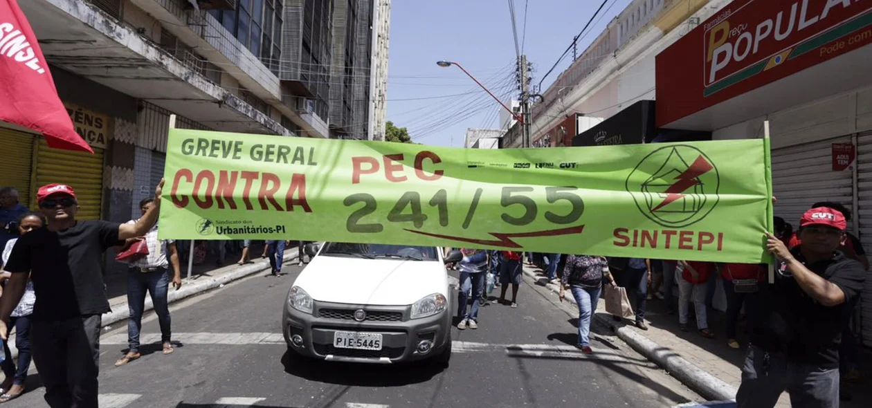 Estudantes e professores reivindicam contra a PEC 241/55